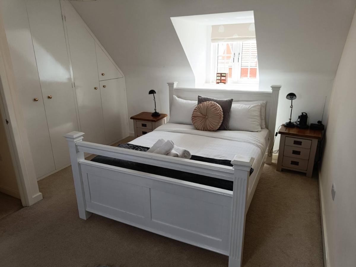 3 Bedroom Townhouse Near Village * Bicester