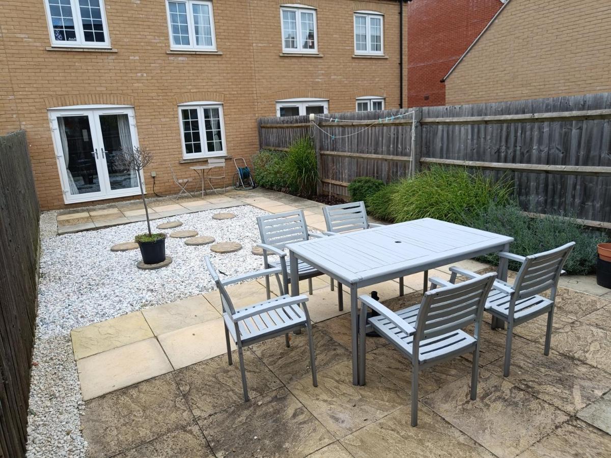 3 Bedroom Townhouse Near Village * Bicester